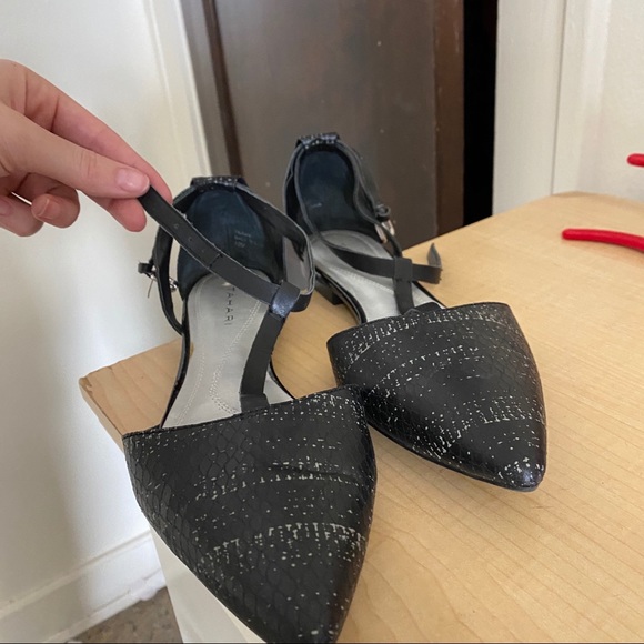 TA-RANDY TAHARI T-STRAP POINTY TOE FLATS - Picture 1 of 5